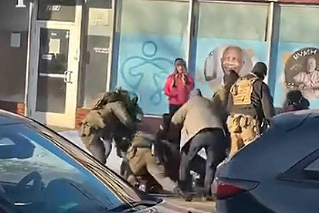 Imagens em câmera lenta registram o momento em que o agente federal efetua o disparo contra Alex Pretti, em Minneapolis; defesa contesta versão de que vítima estaria armada. (Foto: Reprodução/Redes Sociais)