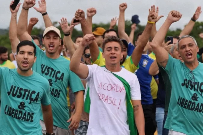 Deputado Nikolas Ferreira lidera grupo em caminhada rumo ao Distrito Federal; PRF alerta para falta de comunicação oficial e riscos no trajeto. (Foto: Reprodução/Redes Sociais)