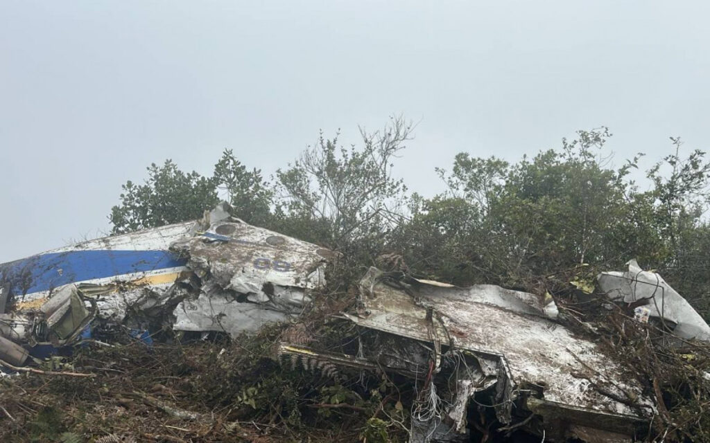 Destroços da aeronave em região de difícil acesso na Colômbia; acidente deixou 15 mortos, incluindo uma autoridade política do país. (Foto: Reprodução)