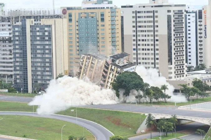 Resíduos da demolição do antigo edifício Torre Palace atingiram estruturas próximas; hotel vizinho teve danos materiais. (Foto: Reprodução/Rede Alto Tietê TV)