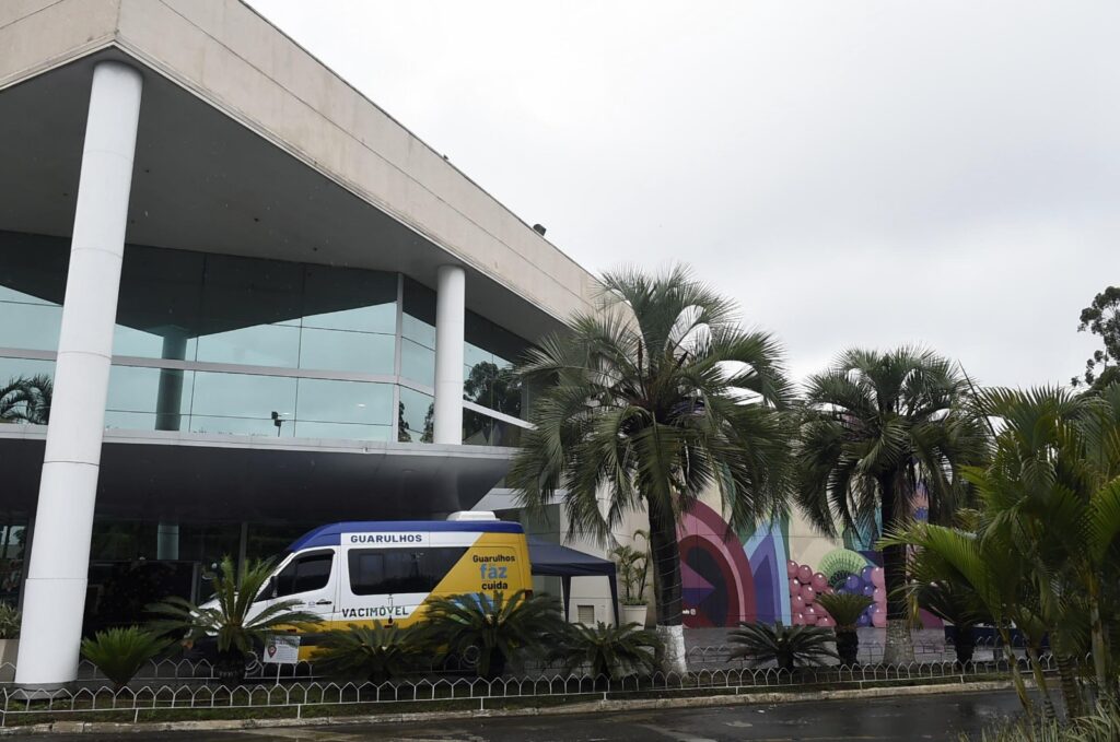 Unidade móvel "Vacimóvel" estaciona no Shopping Bonsucesso para facilitar o acesso da população às doses da campanha de 2026. (Foto: Divulgação/Prefeitura de Guarulhos)