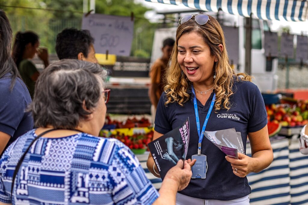 Equipes percorreram pontos estratégicos da cidade nesta sexta-feira (23) para orientar moradores sobre a rede de proteção à mulher. (Foto: Divulgação / Prefeitura de Guararema)