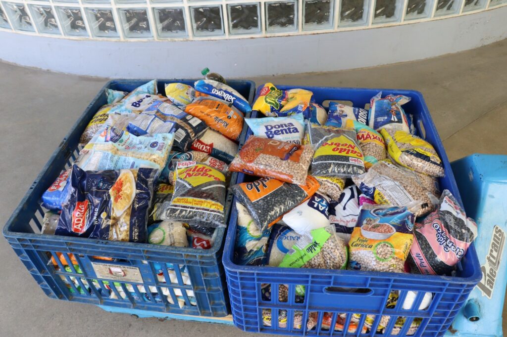 Representantes da Secretaria de Esportes e do Fundo Social durante a entrega dos alimentos arrecadados em ações municipais. (Foto: Divulgação / Prefeitura de Suzano)