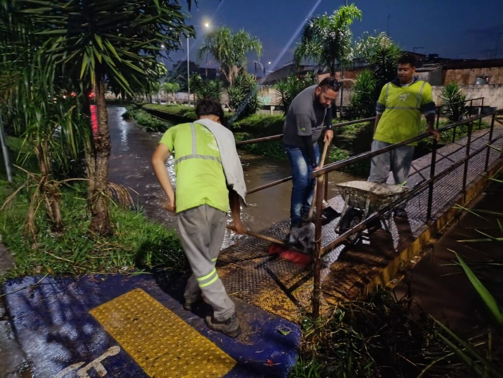 Caminhões do serviço ‘Cata-Treco’ e equipes municipais trabalham na remoção de entulhos e limpeza de vias em Suzano. (Foto: Divulgação/Prefeitura de Suzano)