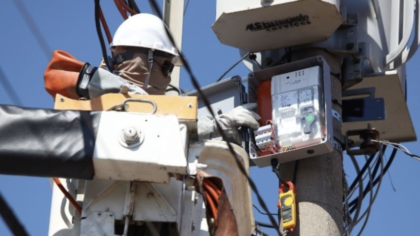 Equipes de manutenção trabalham sob risco após temporais; acidente fatal no Butantã reforça perigo de descargas elétricas em áreas alagadas. (Foto: Reprodução/Redes Sociais)