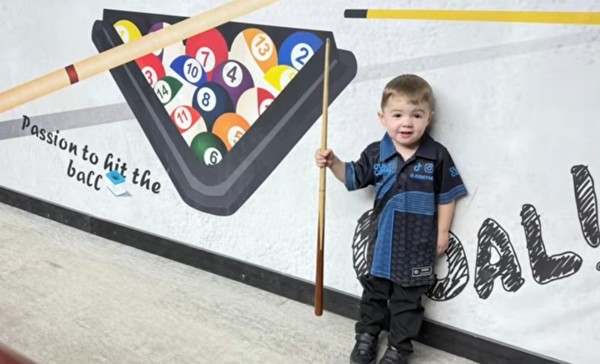 Pequeno Jude, de apenas dois anos, demonstra técnica impressionante ao quebrar recorde mundial de bilhar - (Foto: Reprodução)