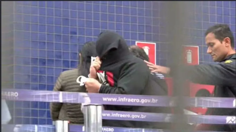Indivíduo foi encaminhado à delegacia após ser identificado durante fiscalização de rotina no Aeroporto Internacional de Guarulhos. (Foto: Divulgação/Polícia Federal)