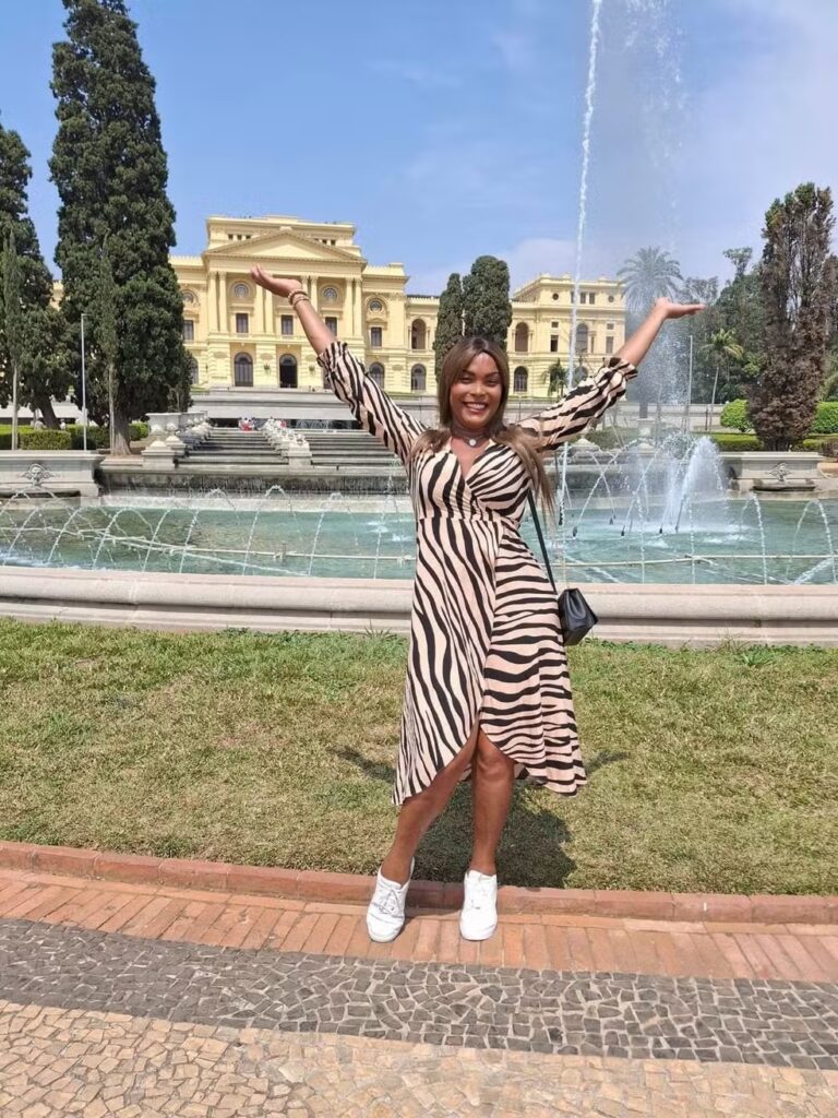 Aylla Ferraz compartilha emoção ao assinar contrato de trabalho; registro alcançou milhares de pessoas nas redes sociais. (Foto: Reprodução/Rede Social)