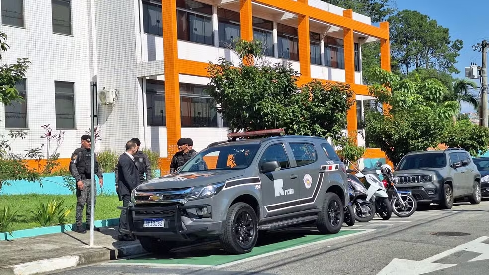 Equipes do Ministério Público e da Polícia Civil cumprem mandados em prédios públicos de Ferraz de Vasconcelos. (Foto: Reprodução / Rede Alto Tietê)