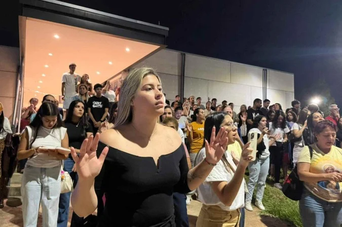 Corrente de oração com familiares e amigos; Caso de agressão que chocou o país tem novo desdobramento médico; estado do jovem ainda inspira cuidados intensivos. (Foto: Vitória Torres)