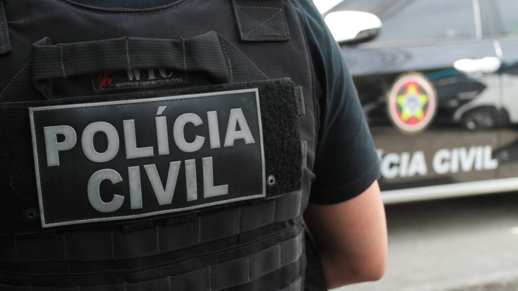 Policiais da Força Tática efetuaram a prisão no bairro após cruzamento de dados com o documento encontrado. (Foto: Divulgação/Polícia Militar)