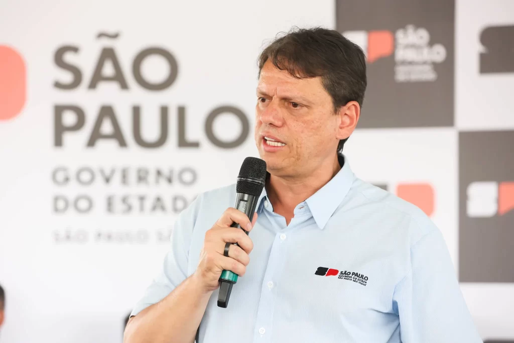 Governador e prefeito participam de cerimônia no Largo Monumental para oficializar a posse de imóveis a famílias do município. (Foto: Divulgação/Governo de SP)