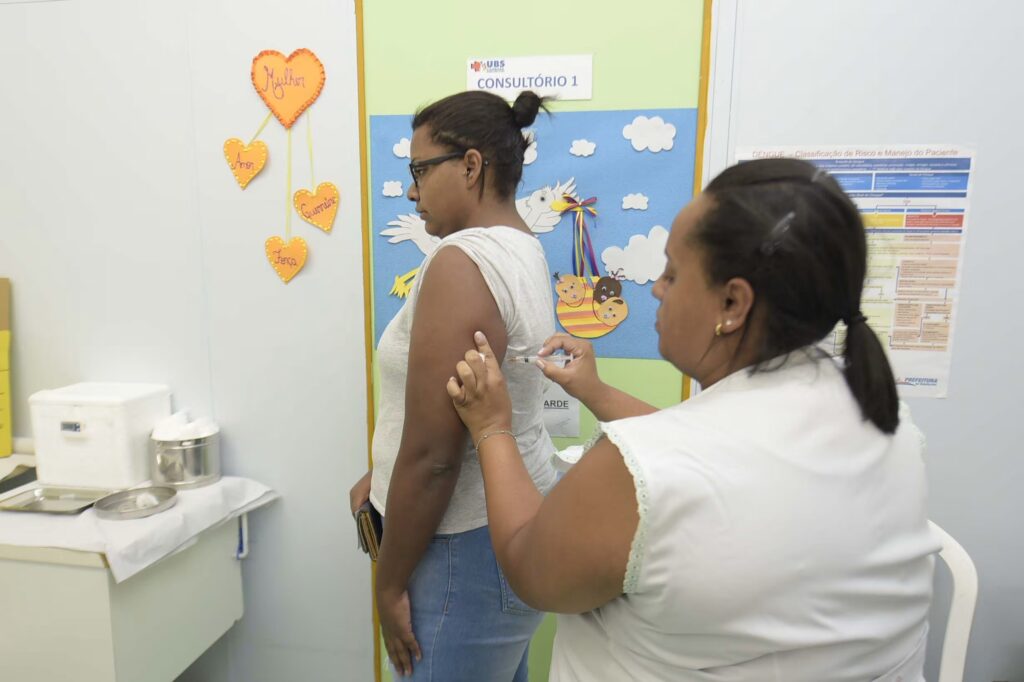 Moradores de Arujá compareceram aos postos de saúde para garantir a proteção contra o sarampo durante a mobilização estadual. (Foto: Fábio Nunes Teixeira)
