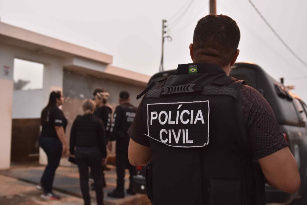Policiais civis de Itaquaquecetuba durante a operação que resultou na apreensão de menores envolvidos em roubos de carga e veículos. (Foto: Divulgação/Polícia Civil)