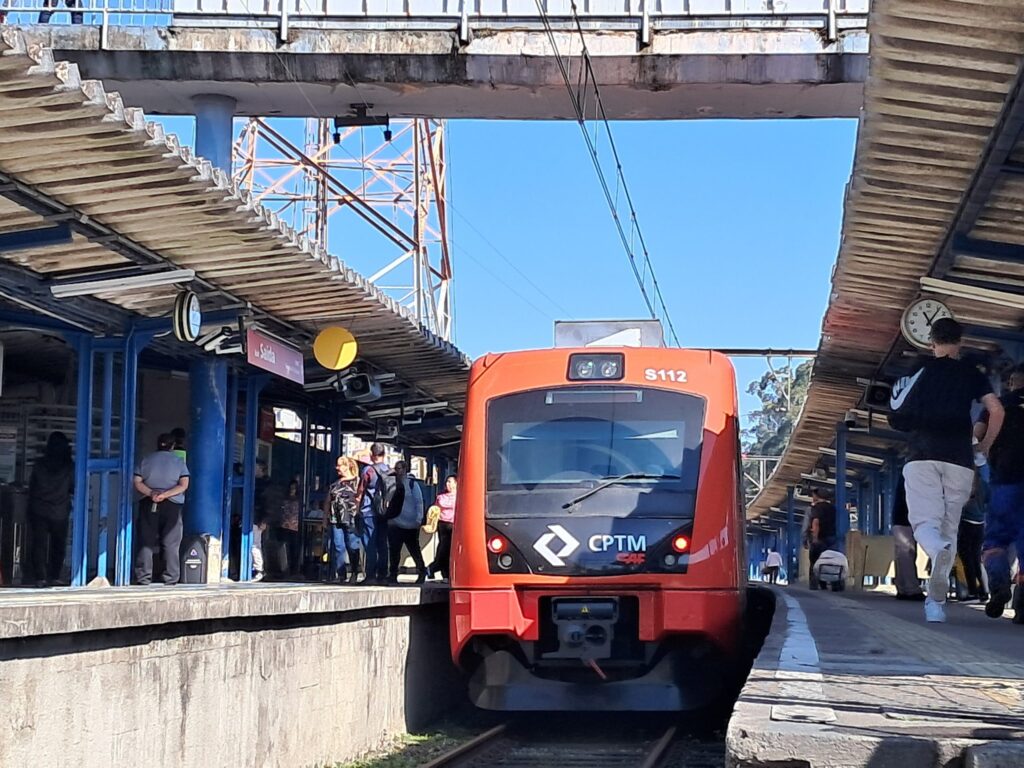 Obras de manutenção ocorrem durante todo o final de semana para melhorias no sistema de trens que atende o Alto Tietê. (Foto: Divulgação/CPTM)