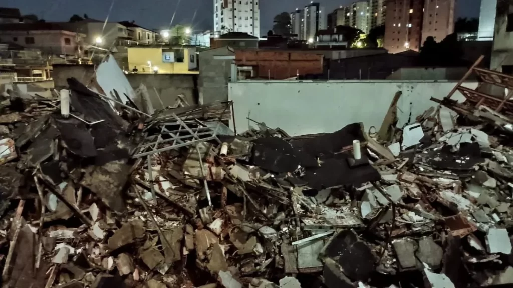 Área foi isolada para perícia após queda brusca de prédio em Guarulhos; vizinhos relatam momentos de pânico. (Foto: Divulgação/PoderNews)