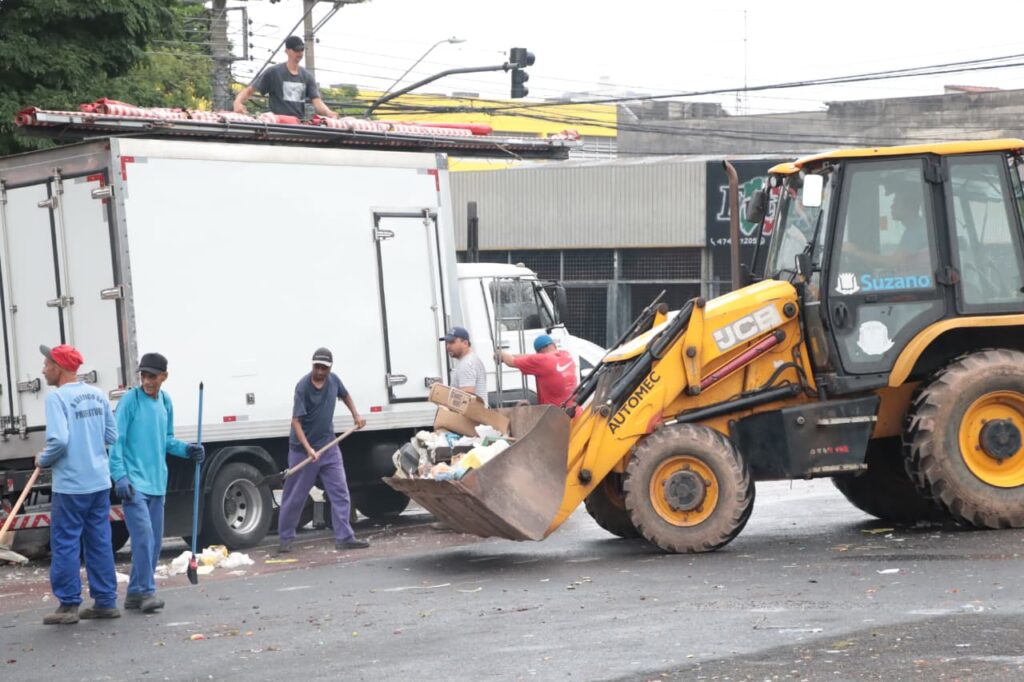 Caminhões e funcionários da Prefeitura de Suzano reforçam a coleta de resíduos em regiões onde o serviço da concessionária foi interrompido. (Foto: Divulgação/Secom Suzano)