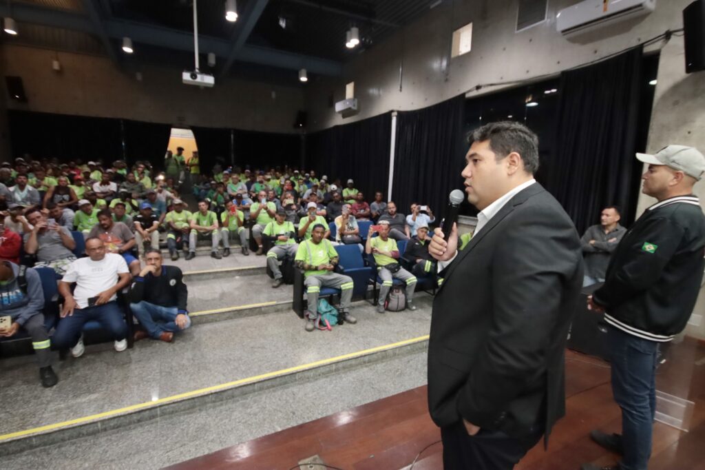 Prefeito Pedro Ishi durante conversa com os coletores; administração municipal busca soluções jurídicas para o impasse com a concessionária. (Foto: Divulgação/Secom Suzano)