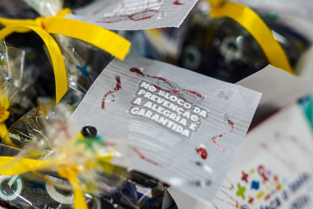 Profissionais de saúde de Ferraz realizam orientações e distribuição de insumos para garantir a prevenção durante os dias de festa. (Foto: Divulgação/Secom Ferraz)