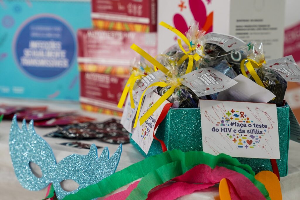 Profissionais de saúde de Ferraz realizam orientações e distribuição de insumos para garantir a prevenção durante os dias de festa. (Foto: Divulgação/Secom Ferraz)