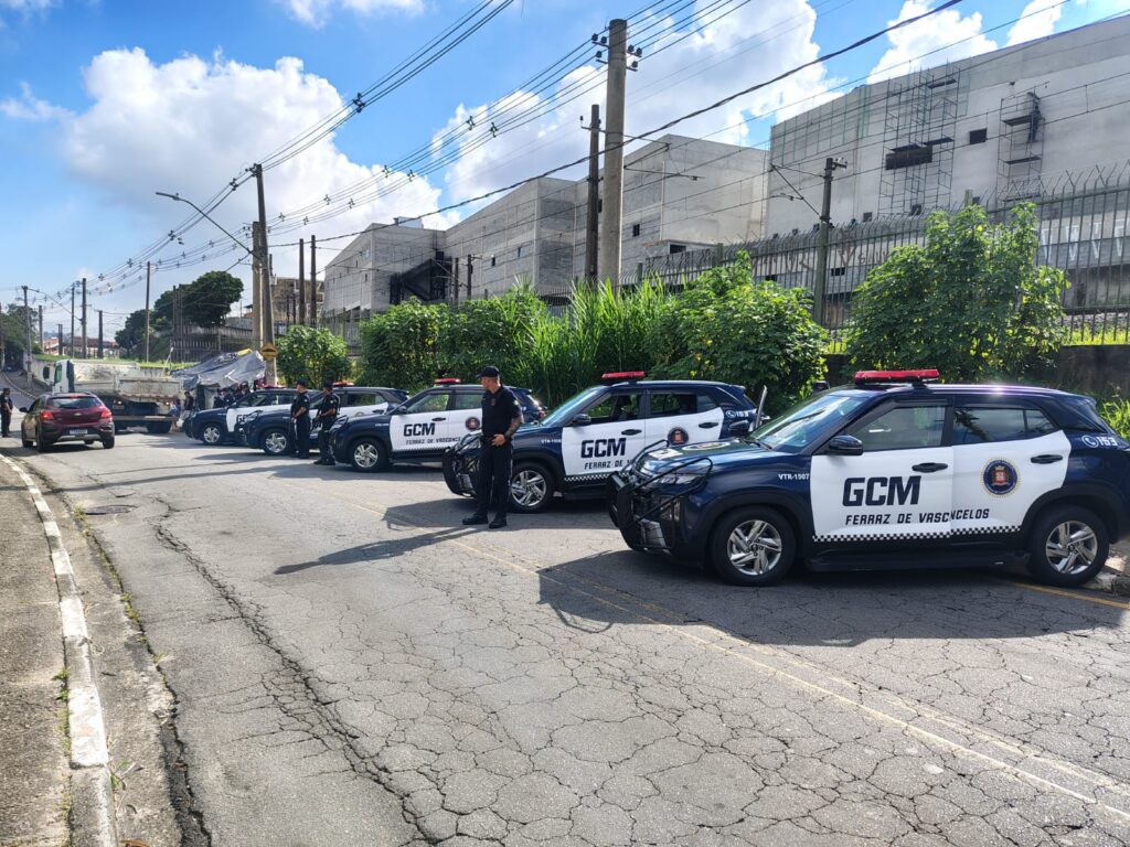 Guardas Civis Municipais e agentes de serviços urbanos durante a desocupação da área de preservação próxima à linha férrea. (Foto: Divulgação/GCM)