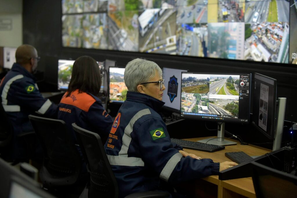 Agentes da Defesa Civil realizam vistorias preventivas em encostas para garantir a segurança dos moradores durante o período de chuvas intensas. (Foto: Divulgação/PMG)