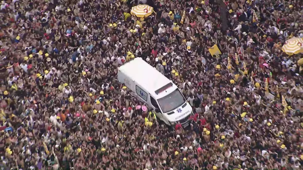 Registro mostra o momento em que a grade de contenção cedeu durante a passagem do bloco no centro da capital. (Foto: Divulgação/Globocop)
