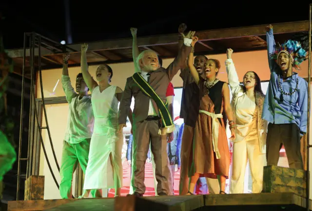 Acadêmicos de Niterói teve como o samba-enredo 'Lula, o operário do Brasil'. - (Foto: Eduardo Anizelli/Folhapress)