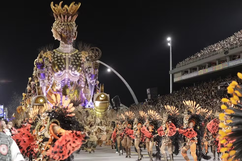 Mocidade Alegre celebra sua 13ª vitória, diminuindo a distância para a liderança histórica do Grupo Especial. (Foto: Divulgação/CNN Brasil)