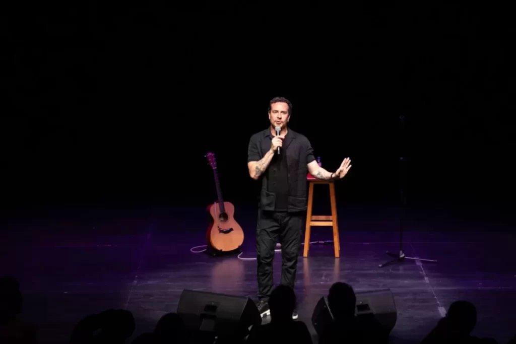 O humorista Fabiano Cambota traz seu novo show para a região, sendo uma das principais atrações do roteiro cultural. (Foto: Divulgação/Assessoria)