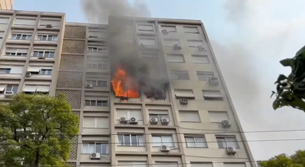 Fogo saindo pela janela de apartamento no Residencial Graviola assustou moradores na Estrada do Elenco durante a madrugada. (Foto: Reprodução/Redes Sociais)