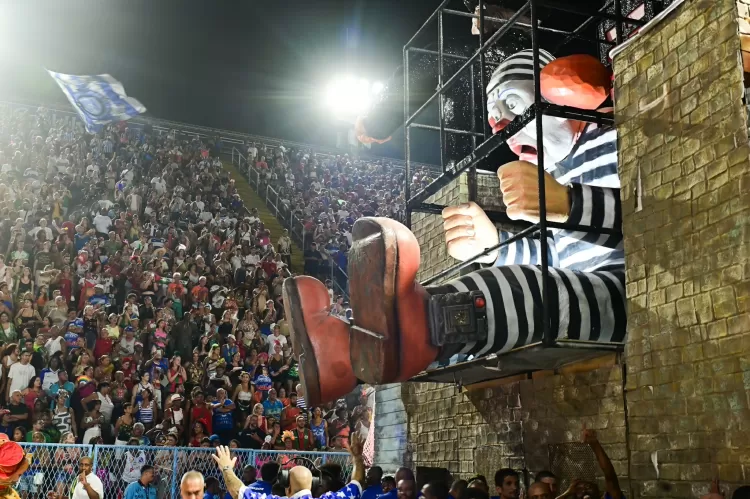 Palhaço preso e usando tornozeleira em alegoria da Acadêmicos de Niterói (Foto: Leo Franco/AgNews) 