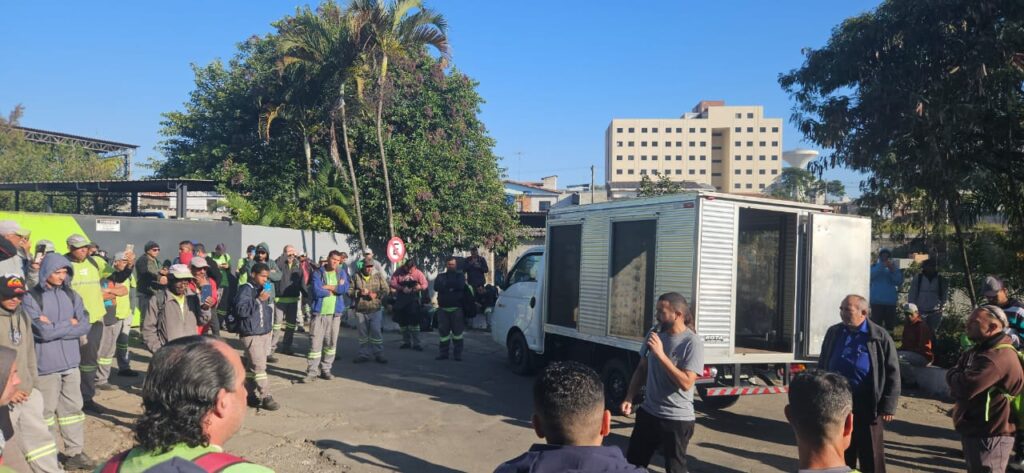 rabalhadores da empresa terceirizada Renova protestam contra atrasos salariais e falta de transparência na gestão do serviço.(Foto: Divulgação/DS)