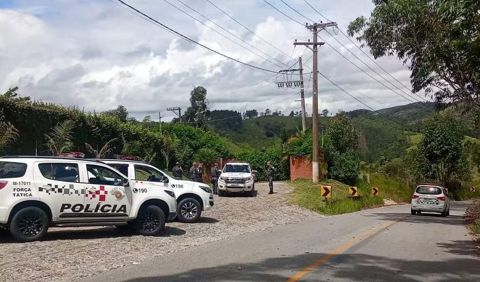 Equipes da Polícia Militar e o grupamento aéreo Águia concentram buscas em região de mata para localizar criminosos envolvidos em invasão a sítio. (Foto: Divulgação/PM)