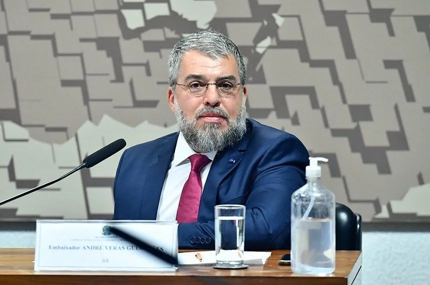 Diplomata brasileiro Andre Veras Guimarães destaca a complexidade da crise e os perigos de uma escalada descontrolada na região. (Foto: Reprodução/CNN Brasil)
