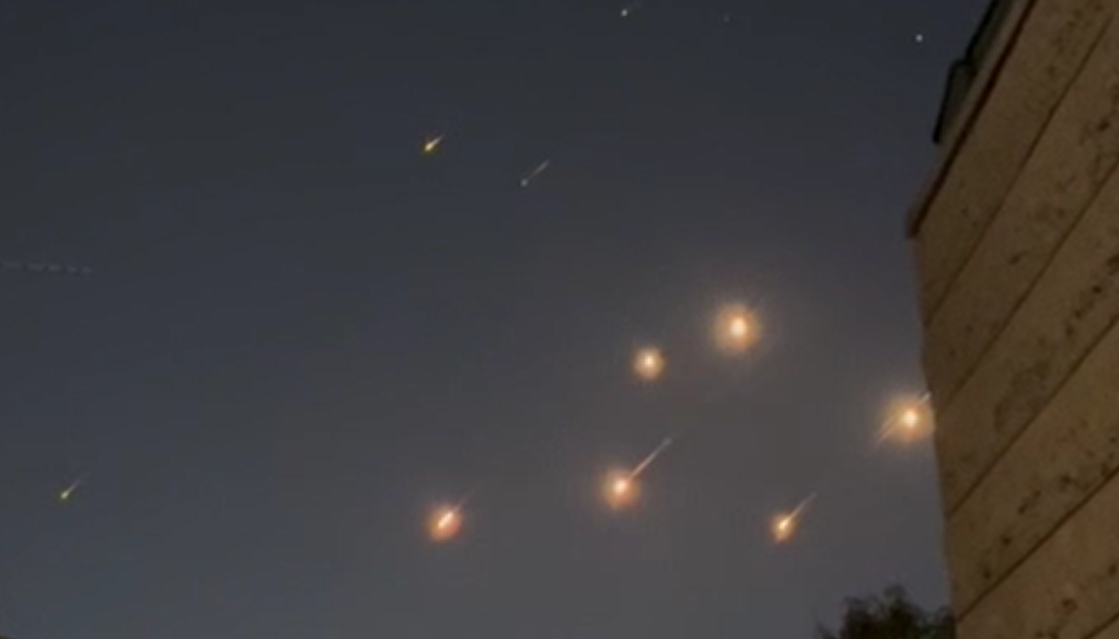 Sistemas de defesa são acionados em Israel para interceptar mísseis lançados pelo Irã durante a madrugada. (Foto: Reprodução/Redes Sociais)