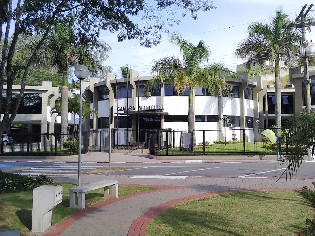 Legislativo de Arujá cobra revisão nas obrigações da concessionária que administra a Rodovia Presidente Dutra para garantir segurança aos pedestres. (Foto: Reprodução/Câmara de Arujá)