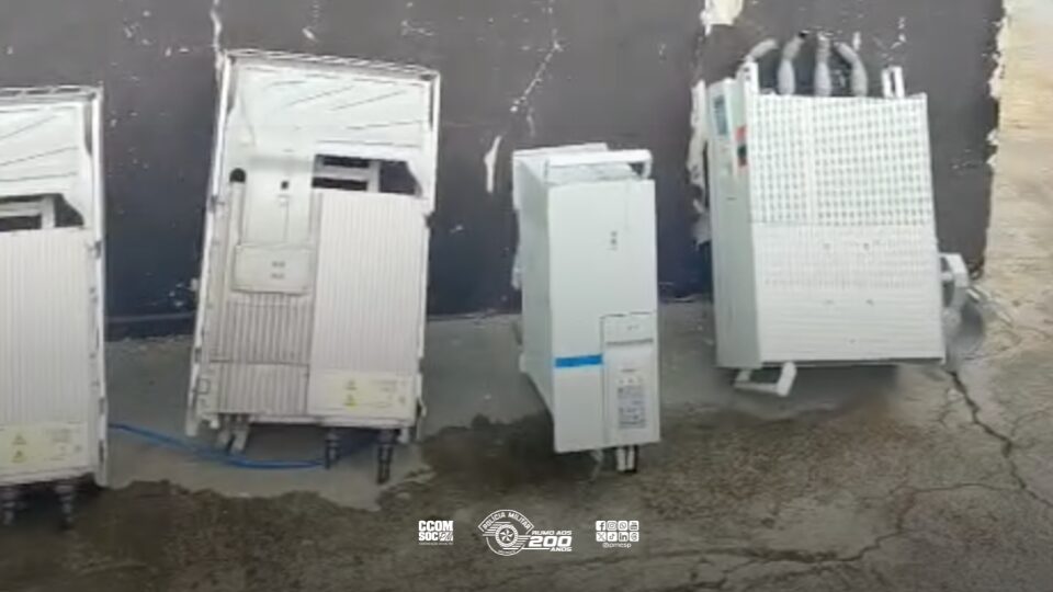 Material apreendido com a dupla foi encaminhado à delegacia junto aos suspeitos para registro da ocorrência. (Foto: Divulgação/Polícia Militar)