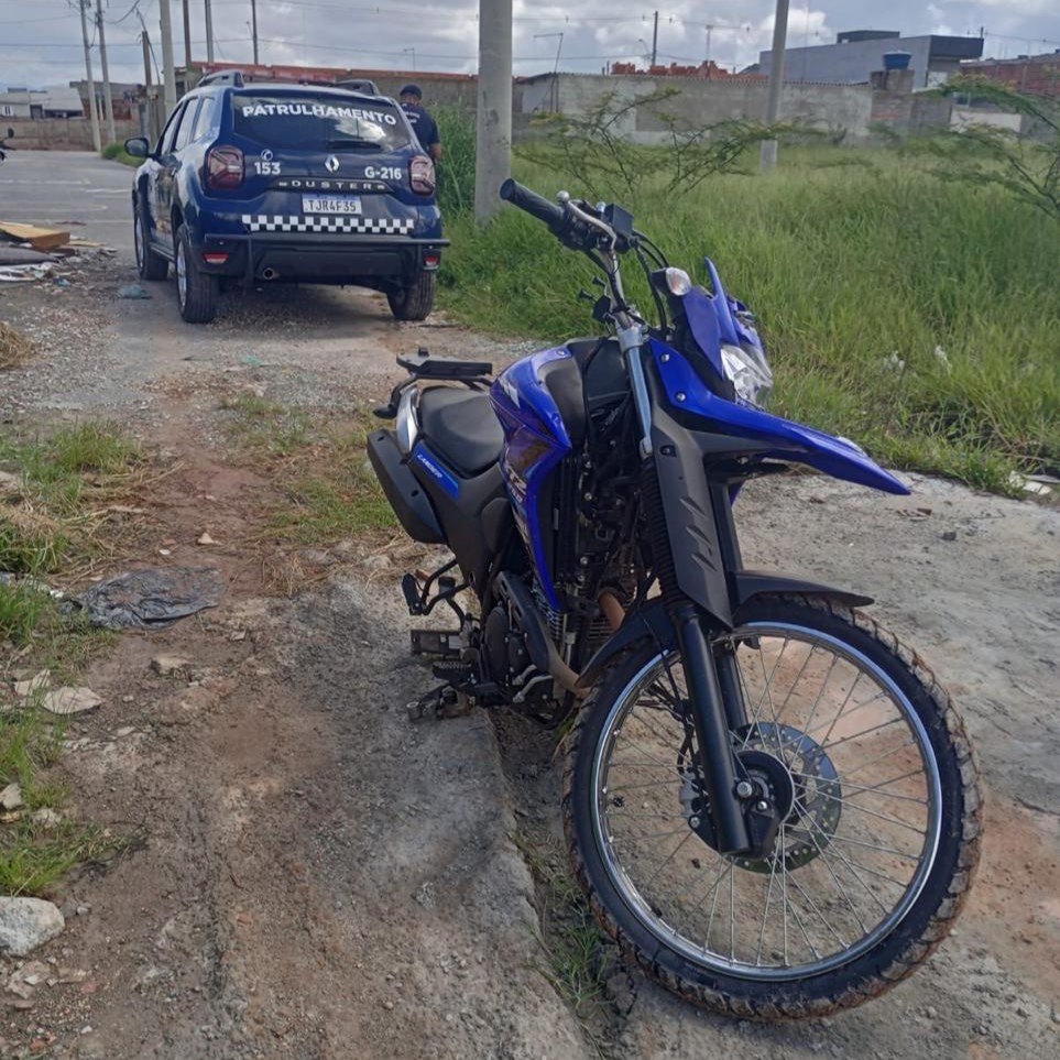 Agentes da Força Patrulha da GCM de Suzano localizaram o veículo oculto em meio à vegetação um dia após o crime. (Foto: Divulgação/Secop Suzano)