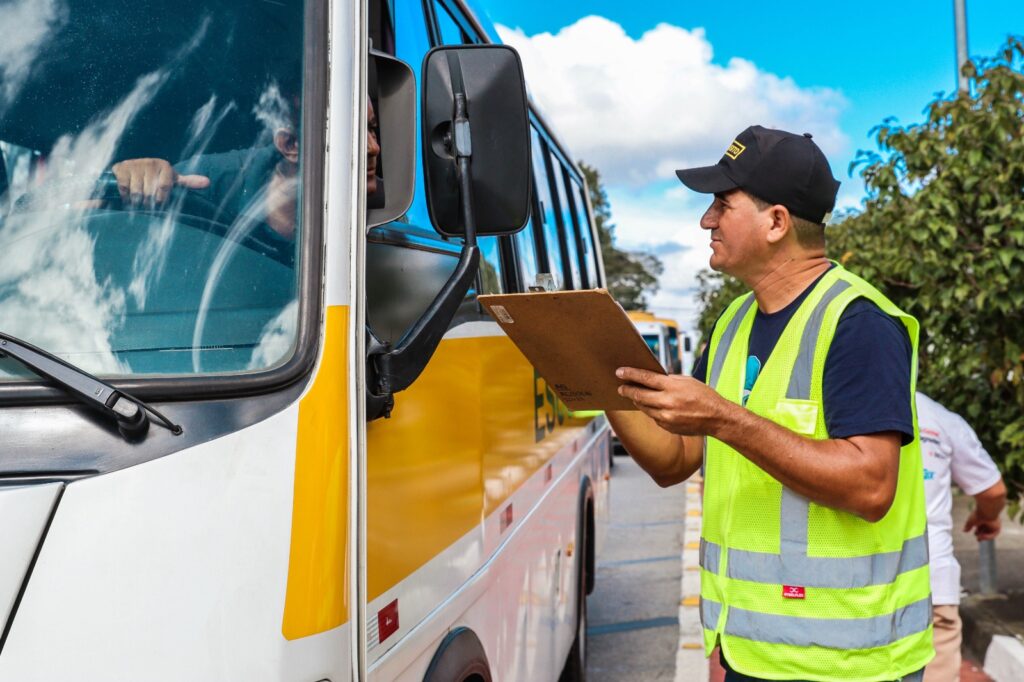 Vistoria técnica avalia itens de segurança e documentação dos veículos que atuam no transporte escolar municipal. (Foto: Reprodução/Prefeitura de Suzano)