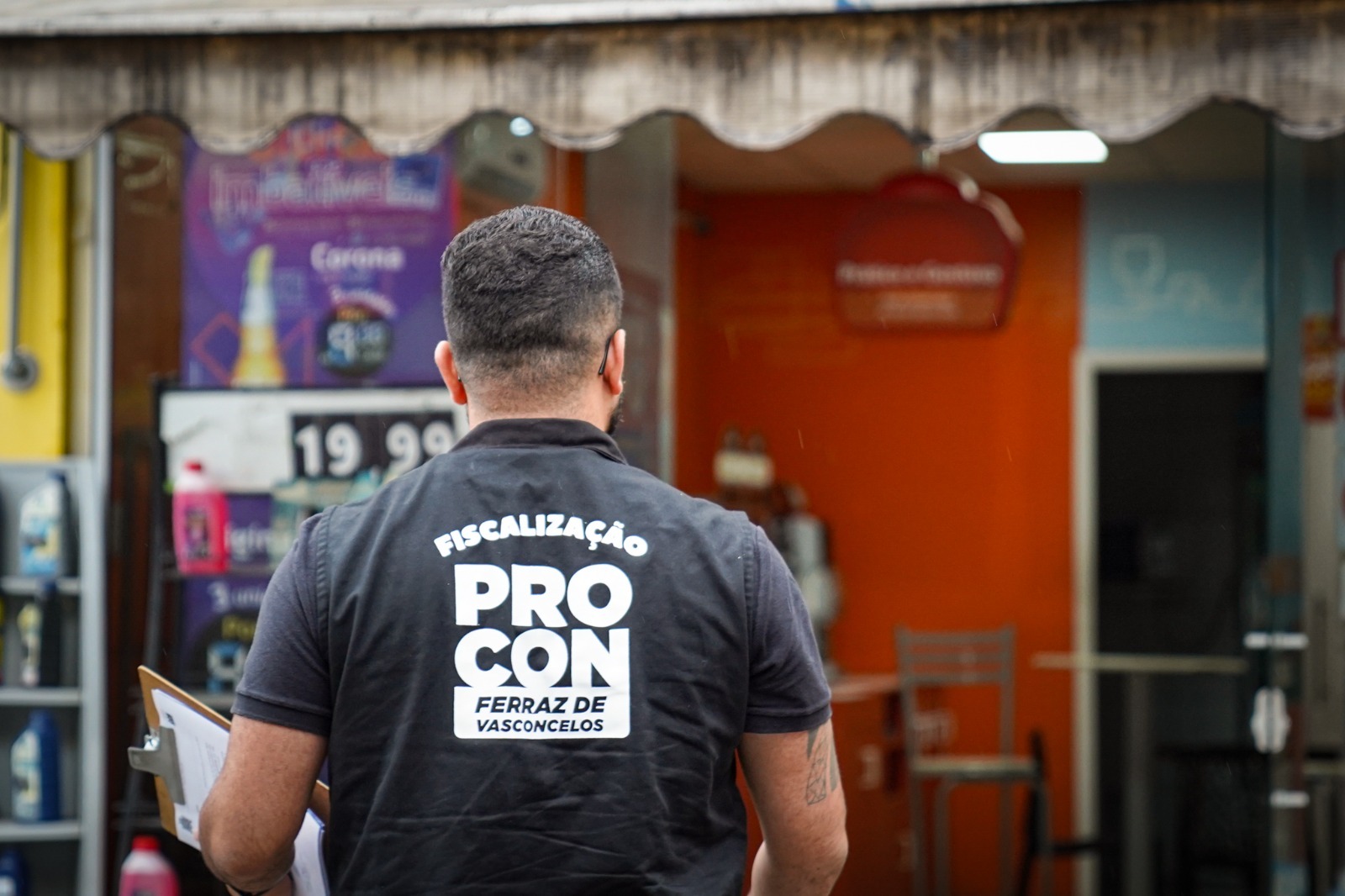 PROCON de Ferraz fiscaliza postos de combustíveis após aumento nos preços