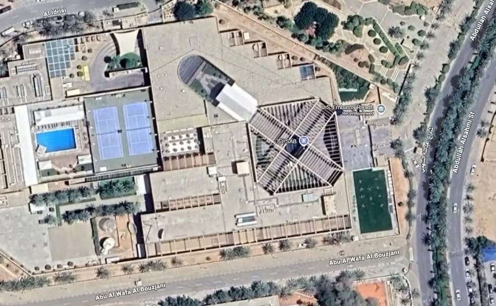 Sistemas de segurança e defesa foram acionados em Riade após a confirmação de que dois drones atingiram o complexo diplomático dos Estados Unidos. (Foto: Foto: Reprodução/Google Maps)