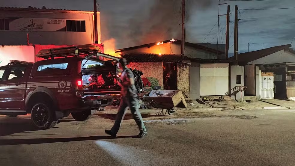 Equipes de resgate trabalharam no combate às chamas para evitar que o fogo atingisse outras propriedades no bairro. (Foto: Reprodução / Mirielly de Castro)