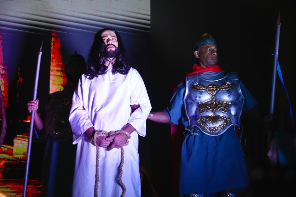 Paixão de Cristo atrai fiéis neste feriado