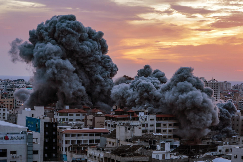 Hamas ataca Israel, que responde bombardeando a Faixa de Gaza