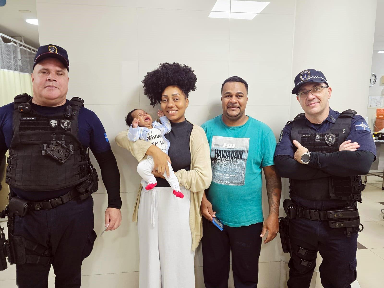 AGENTES DA GCM DE GUARULHOS SALVAM BEBÊ DE DOIS MESES COM MANOBRA DE DESENGASGO NO JARDIM VILA GALVÃO
