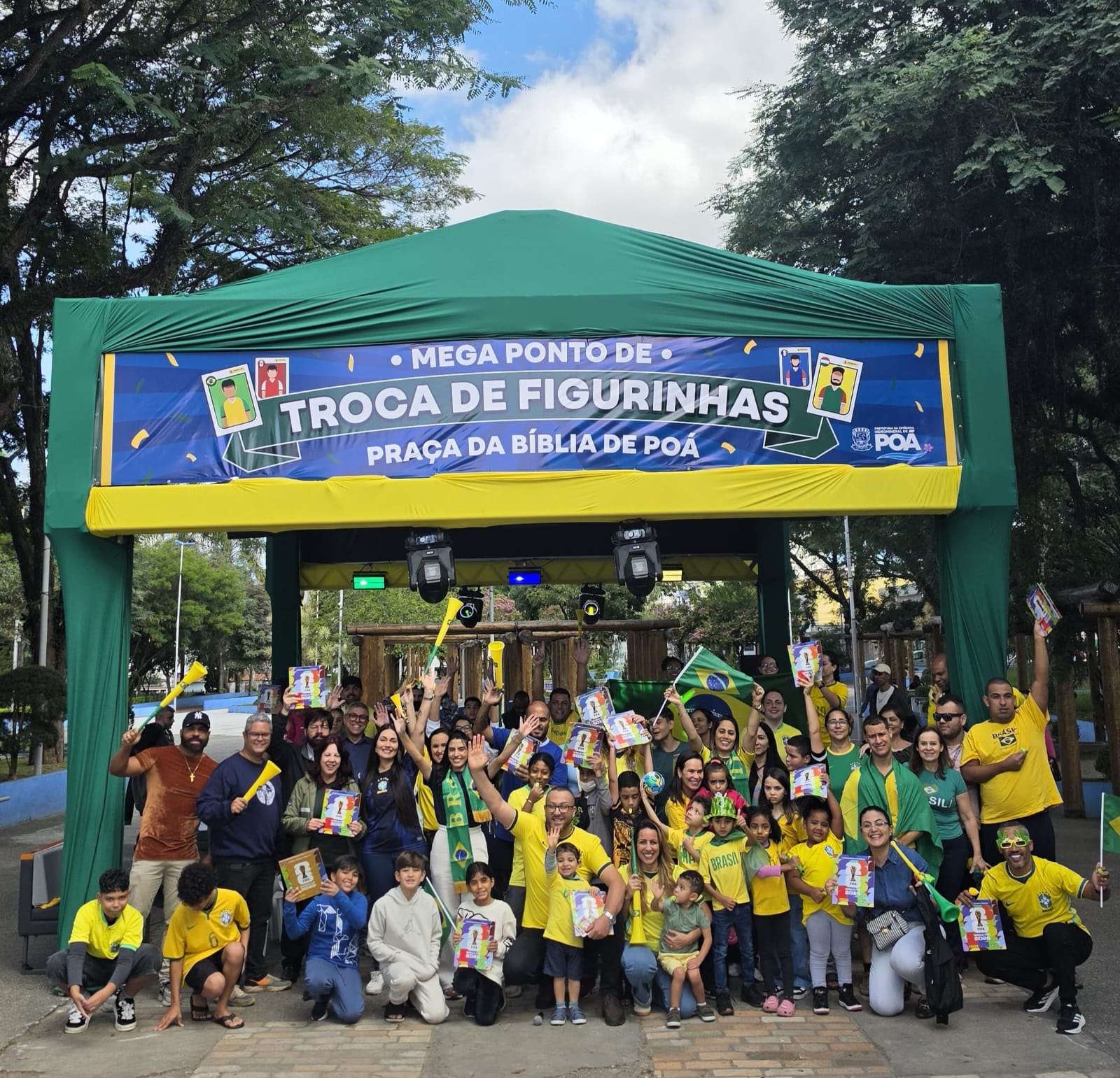 Prefeito Saulo Souza inaugura Mega Ponto de Troca de Figurinhas da Copa do Mundo na Praça da Bíblia