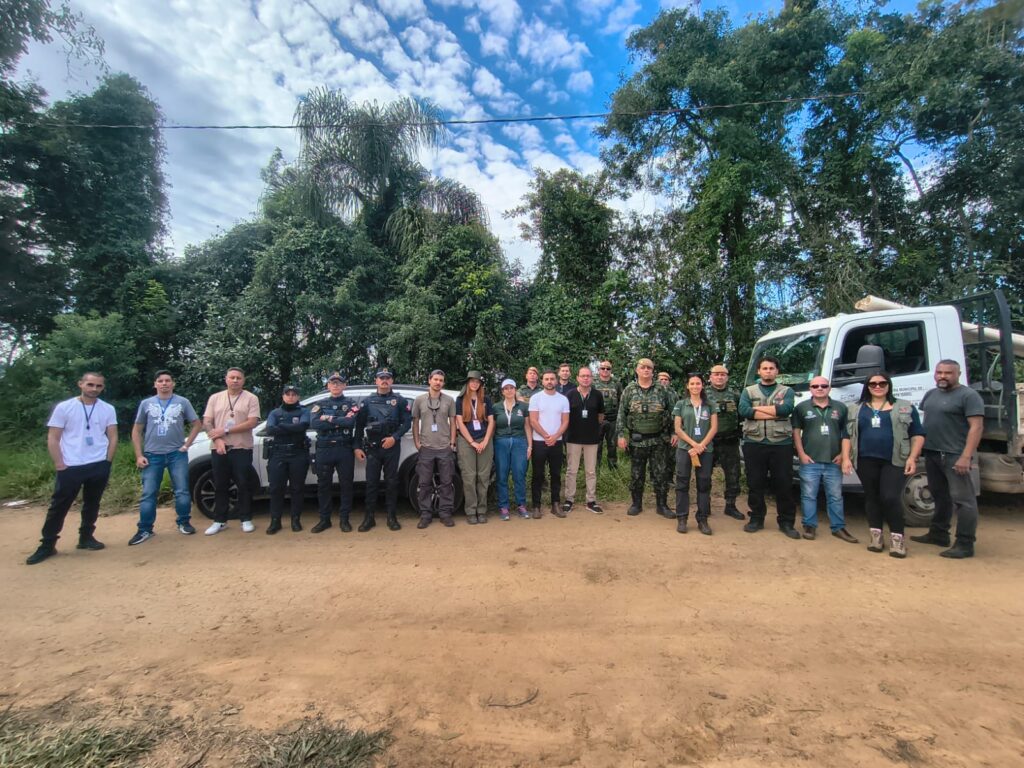 Uma megaoperação ambiental coordenada pelo Grupo de Fiscalização Integrada (GFI) interrompeu a expansão de um parcelamento de solo clandestino inserido em um denso bioma de Mata Atlântica, em Santa Isabel. A ação de fiscalização, deflagrada nesta terça-feira (09/06), resultou no embargo imediato de uma extensão territorial que abrange cerca de um milhão de metros quadrados. Desse total, laudos técnicos preliminares apontam que aproximadamente 60% da cobertura florestal original sofreu supressão mecânica irregular, configurando um severo crime contra o patrimônio ecológico do cinturão verde metropolitano.