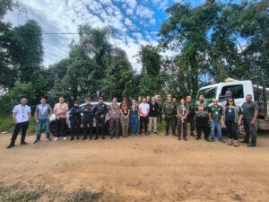 Uma megaoperação ambiental coordenada pelo Grupo de Fiscalização Integrada (GFI) interrompeu a expansão de um parcelamento de solo clandestino inserido em um denso bioma de Mata Atlântica, em Santa Isabel. A ação de fiscalização, deflagrada nesta terça-feira (09/06), resultou no embargo imediato de uma extensão territorial que abrange cerca de um milhão de metros quadrados. Desse total, laudos técnicos preliminares apontam que aproximadamente 60% da cobertura florestal original sofreu supressão mecânica irregular, configurando um severo crime contra o patrimônio ecológico do cinturão verde metropolitano.
