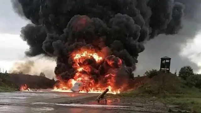 Imagens publicadas na internet do Tupolev Tu-22M supostamente atacado por drones no campo de aviação Soltsy-2